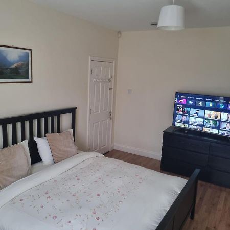 דירות לונדון Guess Bungalow Wembley מראה חיצוני תמונה