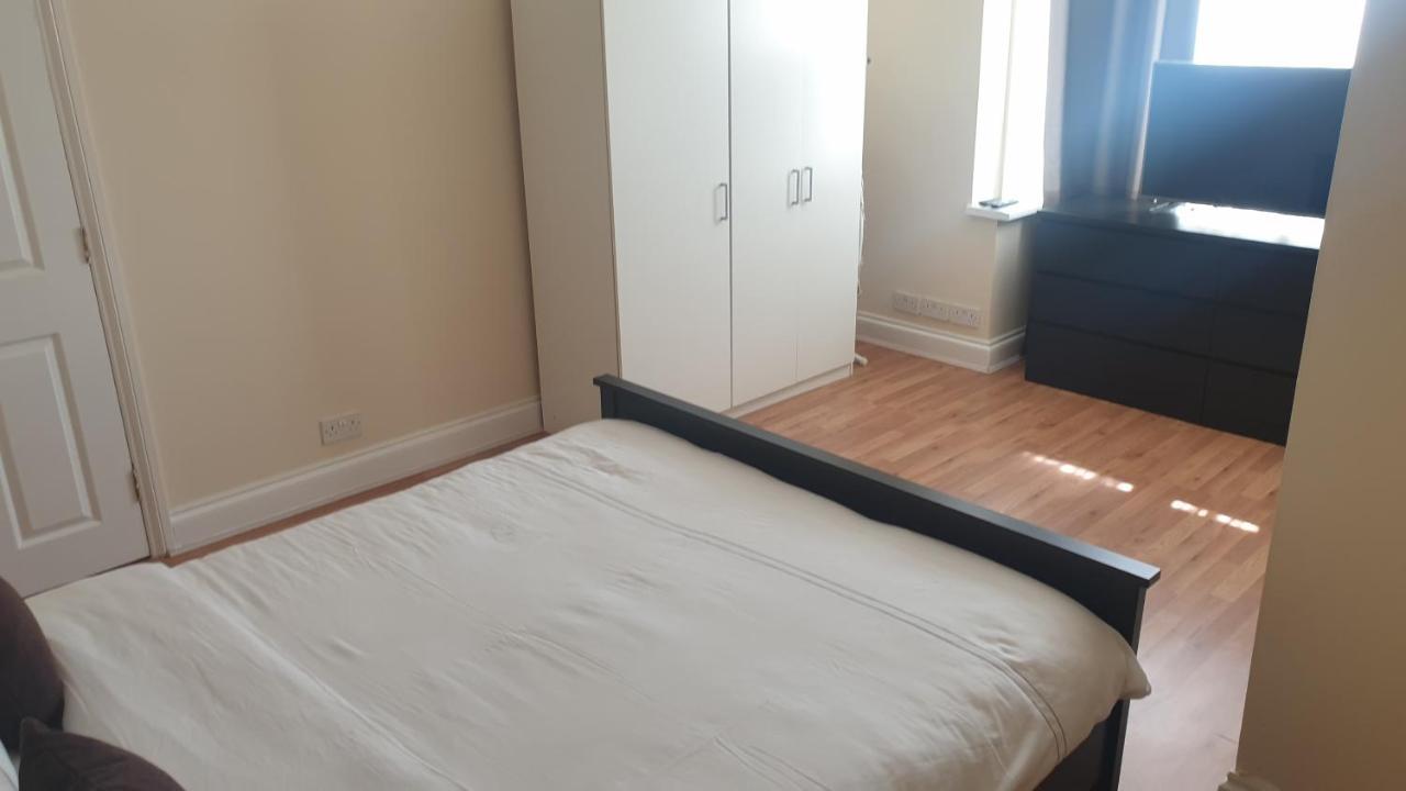 דירות לונדון Guess Bungalow Wembley מראה חיצוני תמונה