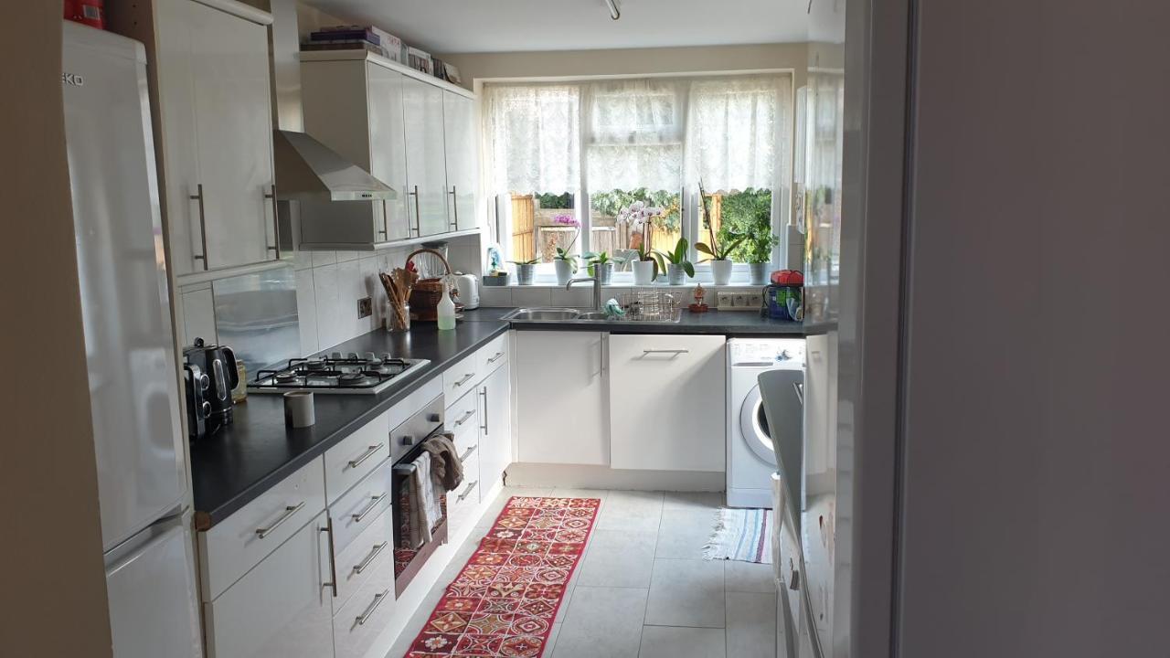 דירות לונדון Guess Bungalow Wembley מראה חיצוני תמונה