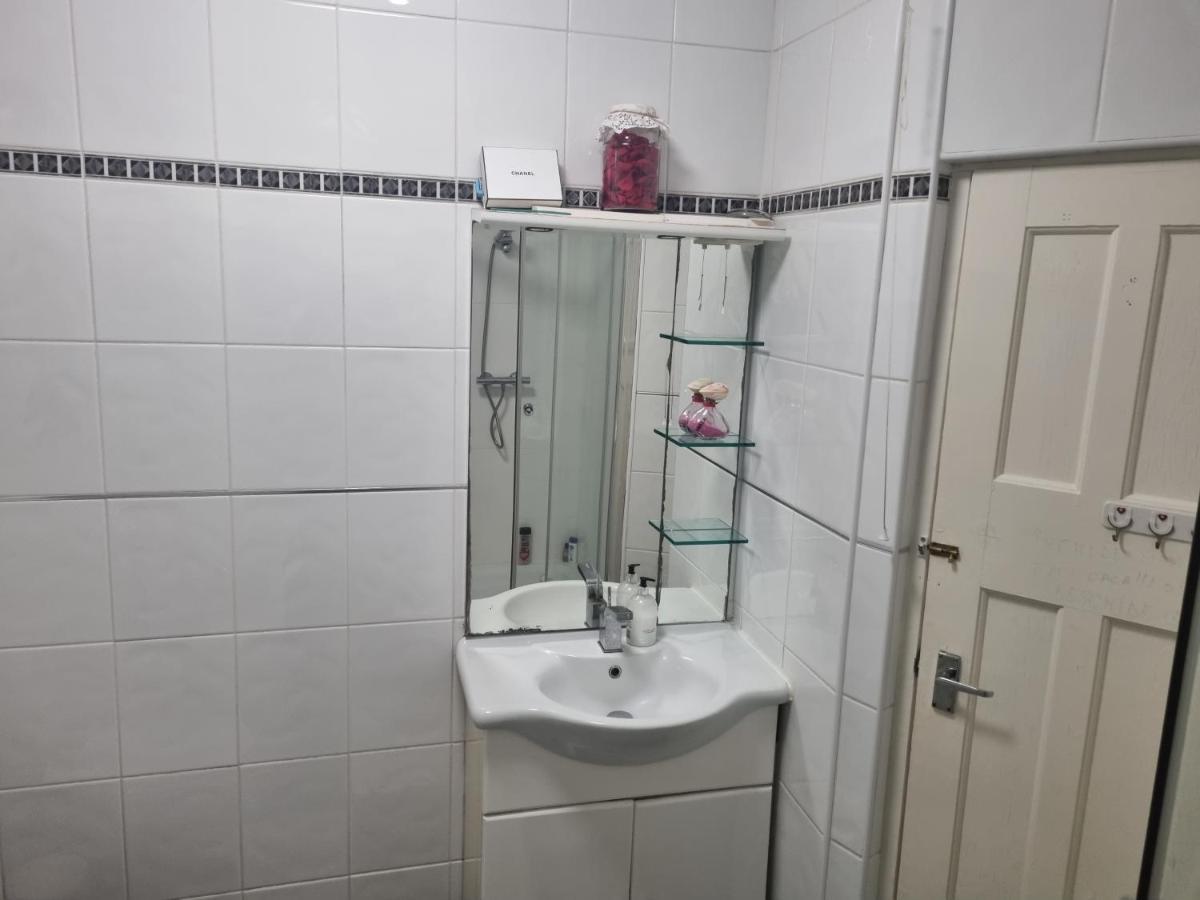 דירות לונדון Guess Bungalow Wembley מראה חיצוני תמונה