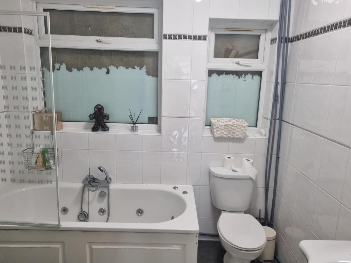 דירות לונדון Guess Bungalow Wembley מראה חיצוני תמונה
