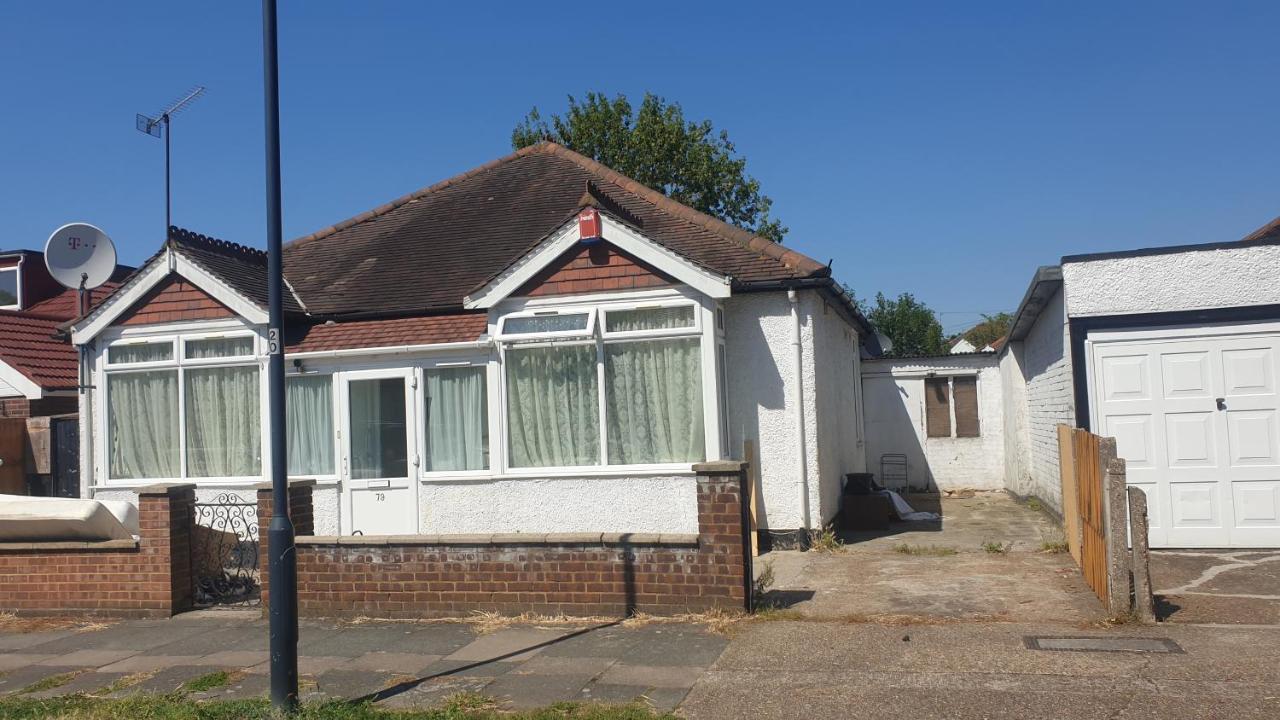 דירות לונדון Guess Bungalow Wembley מראה חיצוני תמונה